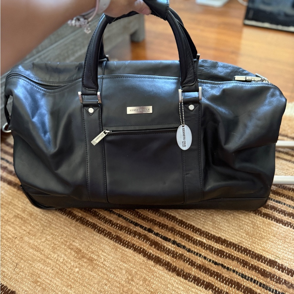 Kenneth Cole Black Leather Duffel Bag with Sleek Design